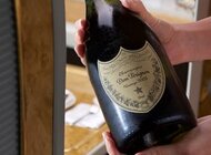 Premiera ekskluzywnych roczników Dom Pérignon i specjalnie dobranego menu na pokładzie samolotów Emirates styl życia, transport - Dubaj, 27 lipca 2015 r. – Pasażerowie Emirates podróżujący klasą pierwszą w ramach siatki przewoźnika mają od teraz okazję do degustacji najnowszego szampana Dom Pérignon, rocznik 2005, a także Dom Pérignon Rosé z rocznika 2003.