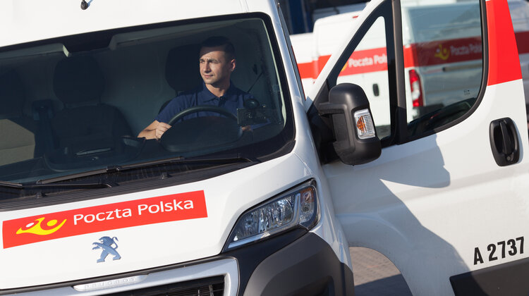 Poczta Polska na stacjach paliw ORLEN: wszystkie oferty kuriersko-paczkowe Poczty już dostępne transport, ekonomia/biznes/finanse - Poczta Polska rozszerza współpracę z operatorem Stacja z Paczką na odbiór przesyłek na stacjach paliw PKN ORLEN. Dla odbiorców oznacza to dostęp do przesyłek 7 dni w tygodniu oraz możliwość doręczenia nawet w 24 godziny od nadania.