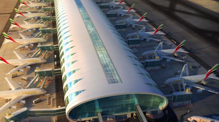 Świąteczna gorączka na lotnisku? Linie Emirates radzą, jak jej uniknąć styl życia, transport - DUBAJ, ZEA, 3 grudnia 2015 r. – Linie Emirates przypominają wszystkim pasażerom o sprawdzeniu listy przedmiotów, które wolno przewozić w bagażu podręcznym i rejestrowanym. Dzięki temu podróże w nadchodzącym sezonie świątecznym przebiegną bezpiecznie i bez zakłóceń.