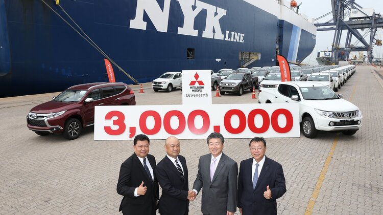 Rekord fabryki Mitsubishi - 3 miliony wyeksportowanych aut handel, transport - Kilka dni temu firma Mitsubishi Motors (Thailand) Co., Ltd (MMTh) świętowała ważne wydarzenie, jakim było wysłanie trzymilionowego samochodu na rynki eksportowe, co świadczy o wysokiej wydajności produkcyjnej i sprawności, z jaką firma MMTh spełnia oczekiwania klientów.