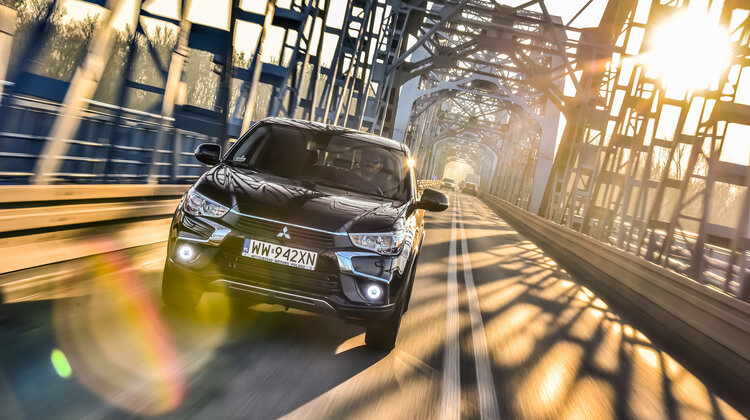 Nowe Mitsubishi ASX 2017 już w polskiej ofercie nowe produkty/usługi, transport - W polskiej ofercie Mitsubishi Motors zadebiutował właśnie odświeżony  bestseller spod znaku Trzech Diamentów – Mitsubishi ASX 2017. Stylistyka nowego modelu jest kolejną interpretacją najświeższej koncepcji identyfikacji wizualnej Mitsubishi „Dynamic Shield”. Zmiany objęły także wnętrze i wyposażenie pojazdu, którego poza dynamiczną sylwetką wyróżnia znakomity napęd na 4 koła, niezawodne i oszczędne silniki, komfortowe zawieszenie i najwyższy poziom bezpieczeństwa. Produkowany w Japonii Mitsubishi ASX 2017 jest oferowany w 8 różnych konfiguracjach, z trzema silnikami, dwoma rodzajami napędu - 2WD i 4WD oraz trzema skrzyniami biegów. Wśród opcji pojawiają się teraz wersje specjalne - Cool Edition z benzynowym silnikiem 1.6 MIVEC i Ralliart z napędem na 4 koła, automatyczną skrzynią biegów i silnikiem Diesla o pojemności 2.2. Ofertę uzupełnia 5-letnia gwarancja do przebiegu 100 000 km wraz z bezpłatnym pakietem Mitsubishi Assistance Package, który przez 5 lat od zakupu auta niezależnie od przebiegu zapewnia