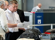 Poczta Polska zapewni bezpieczeństwo na lotnisku w Katowicach nowe produkty/usługi, transport - Poczta Polska wygrała przetarg na ochronę (kontrolę bezpieczeństwa i dostępu) Międzynarodowego Portu Lotniczego Katowice w Pyrzowicach, pokonując tym samym prywatne firmy ochroniarskie. Oferta Operatora Pocztowego okazała się najkorzystniejsza. Wartość kontraktu to ponad 30 milionów złotych. 