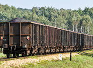 PKP CARGO z dużym kontraktem na przewozy węgla dla Grupy Enea transport, ekonomia/biznes/finanse - PKP CARGO zawarło kolejną ważną umowę na przewozy węgla dla Enei Wytwarzanie. Największy polski przewoźnik złożył najkorzystniejszą ofertę w przetargu na transport tego paliwa z Lubelskiego Węgla „Bogdanka” do Elektrowni Kozienice. W ramach nowego kontraktu PKP CARGO w okresie 14 miesięcy przetransportuje 5,3 mln ton węgla.