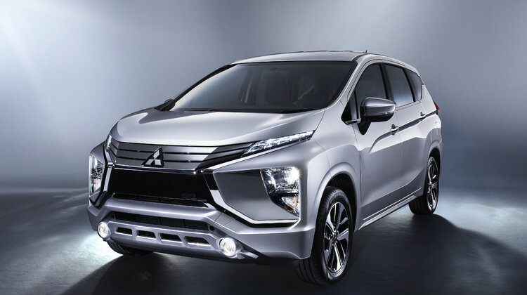 Mitsubishi wzmacnia ofertę w Azji dzięki nowemu modelowi Xpander wydarzenia, transport - Firma Mitsubishi Motors Corporation (MMC) świętuje światową premierę minivana (MPV) nowej generacji, którą zorganizowano dziś podczas salonu samochodowego 25. GAIKINDO Indonesia International Auto Show w Dżakarcie. Nazwa Całkowicie nowego modelu - Xpander (od angielskiego expand – rozwijać, powiększać, wzbogacać) - odzwierciedla dążenia MMC do oferowania nowych motoryzacyjnych możliwości swoim klientom, czyniących ich życie pełniejszym i przyjemniejszym.