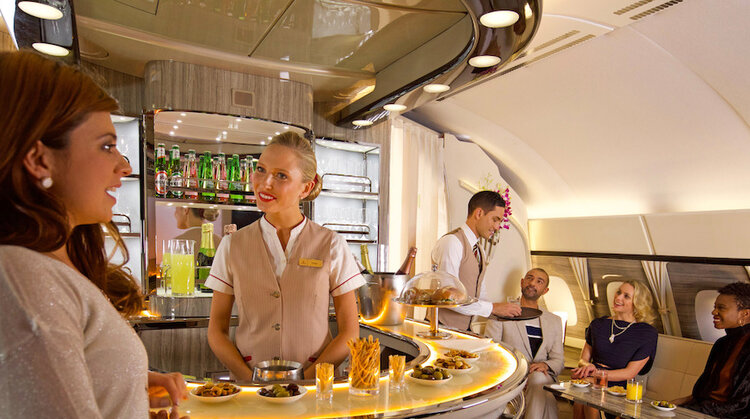 Linie Emirates świętują dziewiątą rocznicę operacji Airbusami A380 oddając do użytku pasażerów nowy salon pokładowy