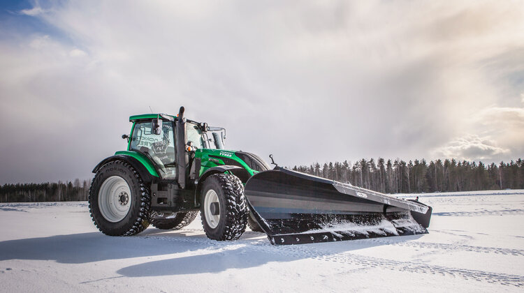 Bezzałogowy ciągnik Valtra na oponach Nokian Tyres pobił rekord świata w prędkości odśnieżania transport, rolnictwo - Rekord świata: bezzałogowy ciągnik Valtra usunął śnieg przy prędkości 73,171 km/h