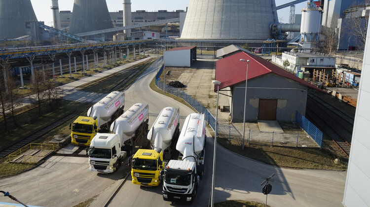 Specjalistyczna flota do transportu popiołów lotnych transport, energetyka - Bioeko Grupa TAURON poszerza kompetencje wyspecjalizowanego operatora Ubocznych Produktów Spalania (UPS). Spółka powiększyła posiadaną flotę o cztery zestawy ciągników siodłowych z naczepami typu autocysterna do przewozu popiołów lotnych.