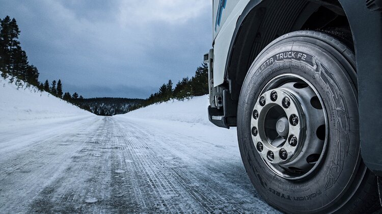 Najważniejszy jest kierowca – Nokian Tyres sponsorem Konkursu Kierowców Scania transport, transport - Nokian Heavy Tyres, Nokia, Finlandia, 9 kwietnia 2019 r. – umiejętności kierowcy mają kluczowe znaczenie dla bezpiecznego, zrównoważonego i wydajnego transportu drogowego. Dlatego też, chcąc zapewnić profesjonalnym kierowcom należne im uznanie producent samochodów ciężarowych firma Scania postanowiła zorganizować Konkurs Kierowców Scania będący największym wydarzeniem tego typu na świecie. W szeregu konkurencji praktycznych i teoretycznych swoje umiejętności będzie mogło zaprezentować ponad 35 000 zawodowych kierowców. Nokian Tyres zapewni samochody ciężarowe oraz najwyższej klasy opony do fińskich eliminacji krajowych.