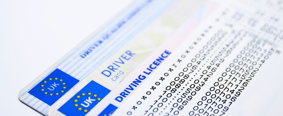 Kiedy kierowca może wyjąć kartę z tachografu? Praktyczne case study i przegląd taryfikatora kar.