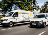 Dostawcze Volkswageny dostępne na minuty nowe produkty/usługi, transport - ProShare, dział Volkswagen Samochody Użytkowe z siedzibą w Hanowerze (Niemcy) zajmujący się nowoczesnymi rozwiązaniami mobilności oraz Volkswagen Samochody Użytkowe (Polska) przy wsparciu Volkswagen Financial Services, nawiązały współpracę z operatorem usług carsharingowych 4Mobility, w ramach której oferują klientom krótkoterminowy najem samochodów dostawczych. Oferta skierowana jest zarówno do użytkowników indywidualnych, jak i instytucjonalnych.  20 sierpnia br. na ulicach dwóch polskich miast, Warszawy i Poznania, pojawiły się dostępne w ramach usługi Volkswageny Caddy Maxi, Transporter i Crafter. Samochody te przeznaczone są do krótkoterminowego, samodzielnego użytkowania np. podczas przeprowadzki czy przewożenia większych przedmiotów, bez konieczności wynajmowania w tym celu taksówki bagażowej lub firmy przeprowadzkowej.