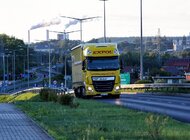 Tiry wjadą wszędzie, czyli… nigdzie prawo, transport - Ciężarówki nie będą mogły jeździć tylko po gruntowych drogach, ale wjazdu na inne mogą im zabronić samorządy - donosi dzisiejszy "Puls Biznesu". Ustawa zbiera skrajne oceny.
