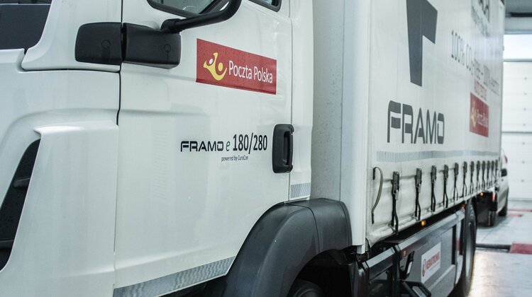 Poczta Polska i Żabka testują największą elektryczną ciężarówkę handel, środowisko naturalne/ekologia - Poczta Polska oraz sieć sklepów Żabka jako pierwsze w Polsce przetestują Framo e-truck. Firmy chcą zweryfikować jak sprawdza się on w logistyce kurierskiej oraz w ramach sieci handlowej. Auto, zasilane wyłącznie prądem elektrycznym, produkowane jest na bazie MAN TGM przez niemieckiego producenta Framo Gmbh.