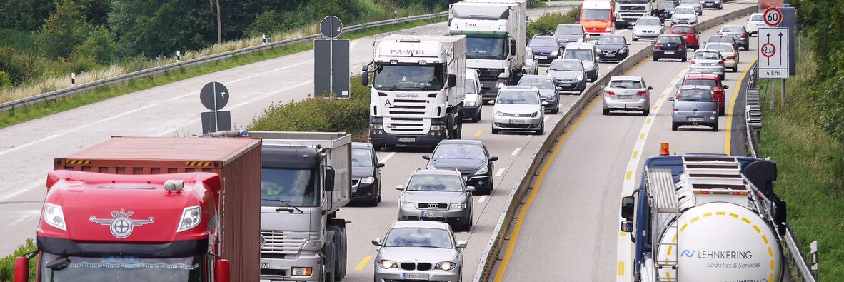 Koronawirus – transport i kierowcy zawodowi w czasie pandemii , - Granice zewnętrzne Unii Europejskiej zamknięto dla osób, które nie są obywatelami Wspólnoty. Wyjątkami są między innymi kierowcy zawodowi w międzynarodowym transporcie drogowym, którzy nadal mogą wyjeżdżać na zewnątrz - poza UE oraz strefę Schengen. Kierujących ciężarówkami stawia się w jednym szeregu z lekarzami czy naukowcami, którzy również mogą przemieszczać się swobodnie. Jak w dobie pandemii koronawirusa postrzegamy truckerów?