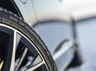 Nowe opony Nokian Snowproof P — niezawodne i skuteczne rozwiązanie na środkowoeuropejskie zimy nowe produkty/usługi, towary konsumpcyjne - Skandynawski producent opon wysokiej klasy Nokian Tyres wprowadza nowy model UHP z myślą o środkowoeuropejskich zimach. Opracowane, by zapewnić spokój ducha kierowcom samochodów osobowych, nowe opony Nokian Snowproof P stanowią usportowione i nowoczesne rozwiązanie wyróżniające się wysokimi parametrami prowadzenia i niezawodną przyczepnością w zimie. Doskonale sprawdzają się podczas nagłych zmian pasa ruchu czy na pokrytych błotem pośniegowym bocznych drogach. Opracowana przez Nokian Tyres nowa koncepcja Alpine Performance zapewnia najwyższej klasy bezpieczeństwo codziennej jazdy dzięki zaawansowanym właściwościom trakcyjnym, krótszej drodze hamowania i pewności pokonywania zakrętów.