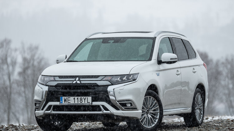 Mitsubishi Outlander PHEV 2020 już w polskiej ofercie nowe produkty/usługi, środowisko naturalne/ekologia - W polskich salonach Mitsubishi Motors można już składać zamówienia na najnowszy model Mitsubishi Outlander PHEV 2020 - pierwszy i obecnie najpopularniejszy na świecie i w Europie samochód SUV z elektrycznym napędem hybrydowym i zasilaniem z gniazdka (plug-in).