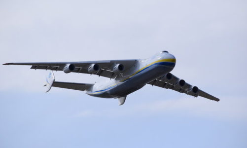 Największy samolot transportowy świata przywiózł do Polski sprzęt medyczny. Posłuży w walce z epidemią Covid-19