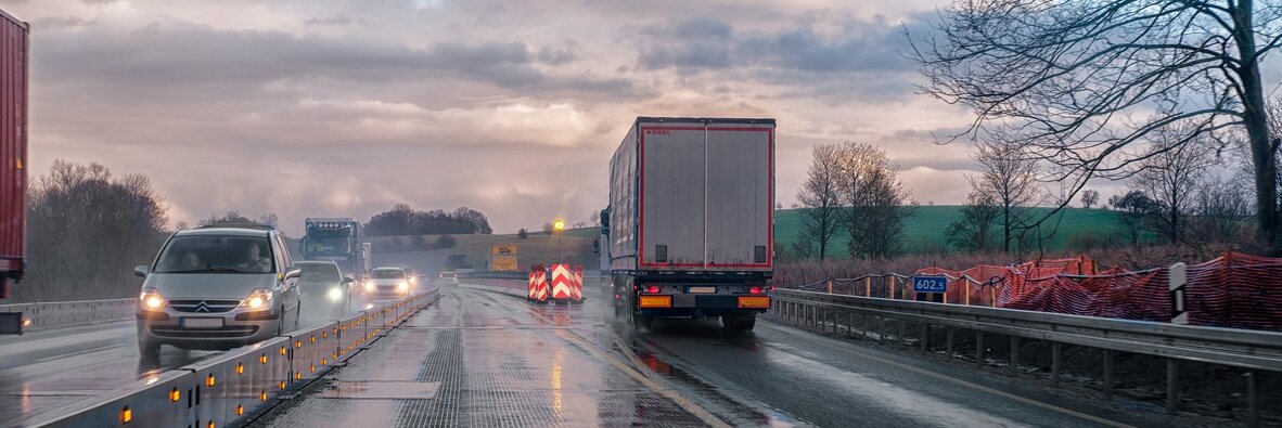 Nowe technologie w motoryzacji i transporcie, o których nie wiecie. Geofencing – co to jest? , - Jeszcze parę lat temu mało kto wyobrażał sobie, że jego hybrydowy samochód automatycznie przełączy się w tryb elektryczny po wjechaniu do centrum miasta. Niewiele osób spodziewało się też, że jego pojazd wyśle SMS-a w momencie kiedy ich syn postanowi udać się na wagary SUV-em swojej mamy.  Wszystko to zawdzięczamy technologii nazywanej geofencingiem. Umożliwia ona administratorowi wywołanie określonej akcji na urządzeniu użytkownika, który przekracza wirtualną granicę wyznaczonej lokalizacji.  W 2019 roku rynek związany z tą technologią był wyceniany na 565 miliony dolarów, do 2025 ma on urosnąć niemal czterokrotnie, do poziomu 2063 milionów dolarów. Z geofencingiem będziemy się zatem spotykać niemalże codziennie coraz częściej, przeważnie zupełnie nie zdając sobie z tego sprawy. Reklamy, powiadomienia w naszych telefonach, różnego rodzaju alerty dostępne na urządzeniach mobilnych, a także w motoryzacji. W szczególności branża transportowa bardzo często korzysta z ułatwień oferowanych przez geofencing, często jako dopełnienie systemów telematycznych. Co więcej, ta technologia jest stosowana również na całym świecie przez stróżów prawa. Co to jest geofencing, jak wpływa na nasze codzienne życie oraz jak może ułatwić nam pracę przybliży nam Marta Staniszewska, ekspert GBOX, Grupa INELO.