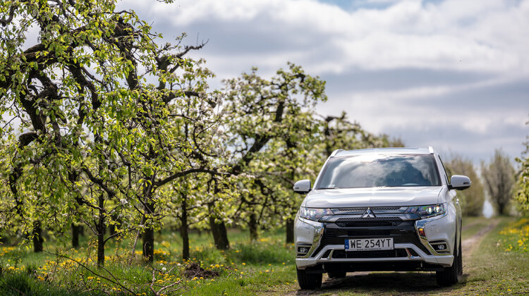 Do 30 000 zł zniżki w salonach Mitsubishi, kredyt ze spłatą jesienią handel, towary konsumpcyjne - Klienci polskich salonów Mitsubishi Motors, które działają także online (https://www.mitsubishi.pl/oferta/wirtualny-salon ), mogą już skorzystać ze specjalnej oferty, dzięki której zniżki sięgają aż 30 000 zł a kredyt można spłacić dopiero po czterech miesiącach. Miejski model Space Star można kupić już za 39 990 zł a decydując się na zakup tego modelu klienci mogą uzyskać aż 7000 zł. Nabycie modelu ASX 2020 jest premiowane zniżką aż do 12 000 zł a decydując się na rodzinnego SUV-a Mitsubishi Outlander klienci zyskują aż 24 000 zł. Nabywcy SUV-a coupe Mitsubishi Eclipse Cross mogą liczyć na aż 14 000 zł zniżki a przy zakupie pickupa L200 klienci zyskują aż 30 000 zł. Nabywcy innowacyjnego, debiutującego właśnie modelu Mitsubishi Outlander PHEV 2020 mogą skorzystać z niezwykle korzystnej oferty kredytu czy leasingu z niskimi miesięcznymi ratami.