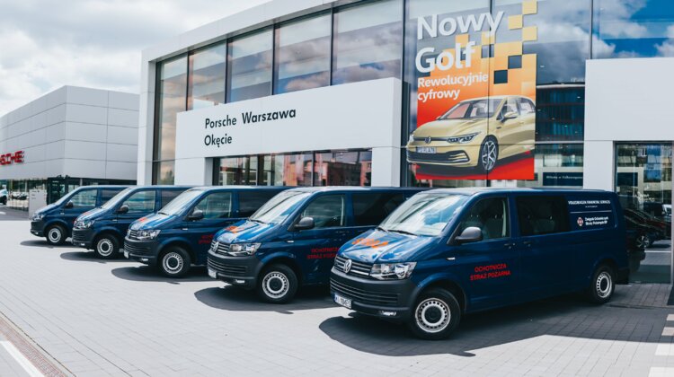 Volkswagen Financial Services przekazał OSP 30 VW Transporterów sprawy społeczne, transport - Pierwsze samochody trafiły dziś do Ochotniczych Straży Pożarnych z całej Polski. Bezpłatnie użyczone przez Volkswagen Financial Services Transportery zostały wyposażone w karty paliwowe, są ubezpieczone i objęte pełną obsługą serwisową. Zapewni to strażakom pełną mobilność w każdej sytuacji.