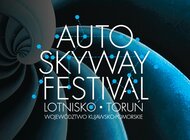 Lada chwila rozbłysną światła Auto Skyway Festival nowe produkty/usługi, wydarzenia - „Auto Skyway Festival. Lotnisko. Toruń. Województwo Kujawsko-Pomorskie” rozpoczyna się już za chwilę i potrwa od 19 do 22 sierpnia 2020 r. W lokalizacji Lotniska EPTO Aeroklubu Pomorskiego czekać będzie oryginalne wydarzenie samochodowe – niemal 5 kilometrów festiwalowej trasy, aż 11 stref i kilkanaście świetlnych instalacji. Bilety ważne na pojazd do kupienia na stronie: www.autoskyway.pl/bilety. Pamiętajmy, wybierając się na festiwal – zabierzmy ze sobą maseczki lub przyłbice ochronne oraz dobre humory!