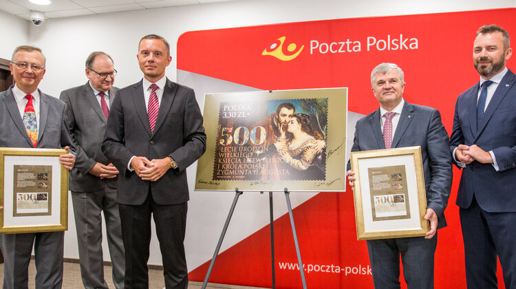 Poczta Polska uczciła 500. urodziny Zygmunta II Augusta nowe produkty/usługi, wydarzenia - Poczta Polska wraz z Pocztą Litewską wprowadziły znaczek "500 – lecie urodzin Wielkiego Księcia Litewskiego i Króla Polski Zygmunta II Augusta". W siedzibie Poczty