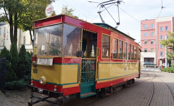 Lotnicze i muzyczne akcenty na Auto Skyway Festival nowe produkty/usługi, wydarzenia - „Auto Skyway Festival. Lotnisko. Toruń. Województwo Kujawsko-Pomorskie.” to aż 11 świetlnych stref, które pojawią się w oryginalnej przestrzeni Lotniska Toruń i niemal 5 km festiwalowej trasy. W programie wydarzenia nie zabraknie też instalacji, które nawiążą do lotniczego charakteru miejsca, jak i do samochodowej formy wydarzenia. Do festiwalu zostało niewiele czasu – warto więc zakupić bilet na