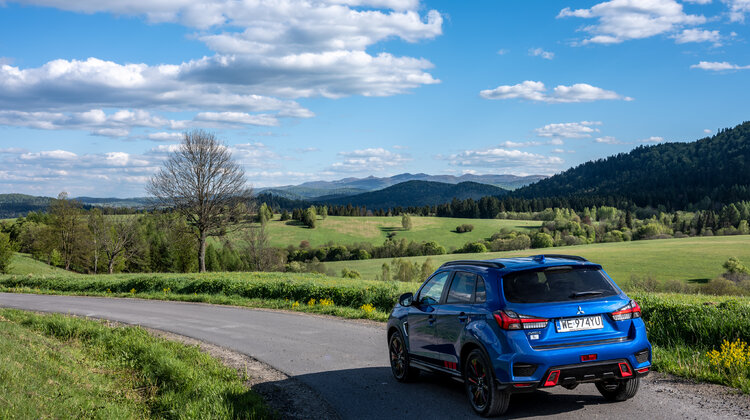 7 lat i 200 000 kilometrów w Przedłużonej Gwarancji Mitsubishi nowe produkty/usługi, towary konsumpcyjne - W oparciu o doskonałe statystyki niezawodności Mitsubishi Motors oferuje w Europie 5-letnią gwarancję fabryczną. Dzięki tak długiemu okresowi i znakomitym warunkom gwarancji MMC jest jednym z 2 japońskich producentów, który ma tak korzystną ofertę, co zapewnia klientom poczucie bezpieczeństwa, niższe koszty eksploatacji pojazdów oraz jeszcze wyższą wartość aut przy odsprzedaży. Teraz polski oddział MMC wprowadził dodatkowo możliwość rozszerzenia długości gwarancji do 7 lat i limitu przebiegu samochodu do 200 000 kilometrów.