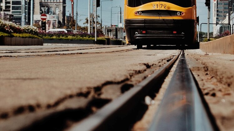 Bez poduszkowców, ale i bez emisji – raport WWF o polskim transporcie przyszłości