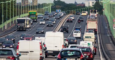 Tysiące Euro kary za błędy w wyliczaniu płacy minimalnej , - Eksperci Grupy INELO alarmują, że w Niemczech, Francji oraz szczególnie w Austrii pojawia się coraz więcej kontroli związanych z respektowaniem dyrektywy o płacy minimalnej i delegowaniu pracowników w transporcie. Zaczęto również nakładać kary finansowe dla przewoźników omijających przepisy. Jest to szczególnie ważna informacja, ponieważ do tej pory kwestie prawne związane z płacą minimalną i delegowaniem utrzymywało swego rodzaju „status quo” –  grzywien po prostu dało się unikać. Początkowe łagodne podejście inspektorów zaczyna się zmieniać, pojawia się też coraz więcej błędów w dokumentach wypełnianych przez przewoźników. Drogowy sektor TSL nie przewidywał jednak w tym temacie zmian do lutego 2022 roku, czyli do momentu wejścia w życie zapisów wynikających z Pakietu Mobilności. Wygląda jednak na to, że ta sytuacja zaczyna się dynamicznie zmieniać, zagraniczni inspektorzy nakładają kary rzędu 1000 euro za każdy brakujący dokument podczas kontroli. Co zrobić by uniknąć mandatów? Jakie dokumenty musimy przygotować?