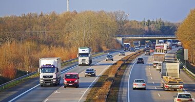 Polskie MŚP w TSL dzięki nowym technologiom utrzymują konkurencyjność na tle korporacji , - Cyfryzacja branży transportowej to proces, który w ostatnim czasie znacznie przyspieszył, nie tylko za sprawą wzrostu znaczenia e-commerce, czy zmieniających się przepisów, ale także dzięki rosnącej konkurencyjności na rynku transportowym[i]. Nowe dane wskazują, że czołowi właściciele internetowych platform handlowych zaczynają sami inwestować w infrastrukturę logistyczną i rezygnować z zewnętrznych dostawców[ii]. To nie są dobre wiadomości dla przewoźników w Polsce, ponieważ nasz rynek to w ponad 90% MŚP, które nie dysponują wielomilionowymi budżetami na R&D. Pakiet mobilności, e-commerce oraz przyspieszająca zmiany w biznesie pandemia to czynniki, które mogą sprawić, że małe i średnie przedsiębiorstwa będą zmuszone do ograniczenia swojej działalności. Przedsiębiorcy szukają jednak rozwiązań, które pomogą im nie tylko utrzymać rentowność, ale także znacznie ją poprawić. Marta Staniszewska, ekspert Grupy INELO wyjaśnia jak systemy telematyczne w połączeniu z TMS wspierają generowanie oszczędności oraz poprawiają efektywność polskich MŚP transportowych.  