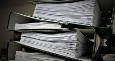 Karta drogowa – relikt przeszłości czy konieczny dokument? , - Branża TSL nieuchronnie zmierza w kierunku cyfryzacji. Mimo to przedsiębiorcy transportowi nadal posługują się papierowymi kartami drogowymi. Jakie są ich zalety, na co uważać i czy tradycyjne pliki dokumentów mogą zostać zastąpione wydrukami generowanymi za pomocą narzędzi telematycznych?