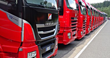 Zakup ciężarówki w 2021 roku – jakie trendy mogą pojawić się na rynku? , - Przedsiębiorcy transportowi zaczynają coraz lepiej odnajdywać się w pandemicznej rzeczywistości. Idą za tym zakupy nowych ciężarówek. Na co więc powinni przygotować się przewoźnicy, którzy w 2021 chcą doposażyć swoją flotę? Według raportu Trends Transforming The Trucking Industry Outlook in 2021, przygotowanego przez Linchpin oszczędzanie na nowych technologiach przy zakupie pojazdów do przedsiębiorstw transportowych będzie tylko pozornym „ucięciem” kosztów. Tomasz Czyż, ekspert GBox z Grupy INELO podpowiada, jakimi kryteriami powinniśmy kierować się dobierając nowe ciężarówki.